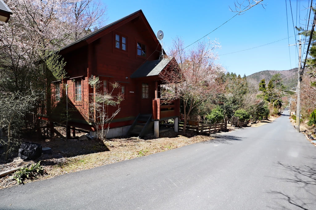 京都・るり渓の清流沿いのログハウス